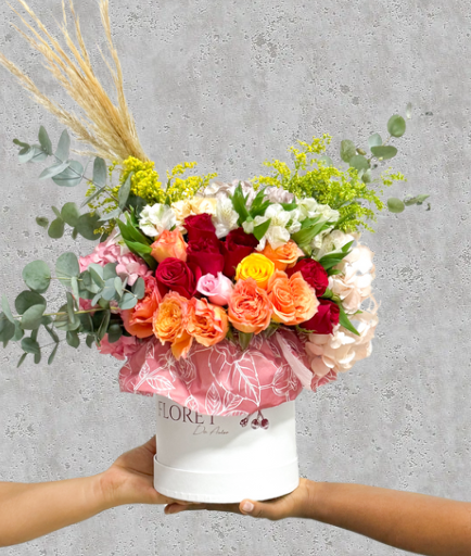 Caja de lujo colorida con variedad de flores rosas, hortensias y astromelias BEATRIZ