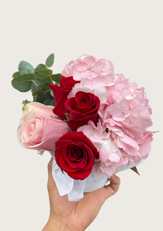 Caja de lujo pequeña con rosas y hortensias MALAK
