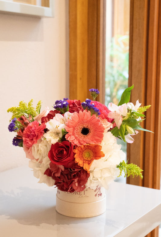 Bucket de lujo con rosas, hortensias y gerberas MAYA