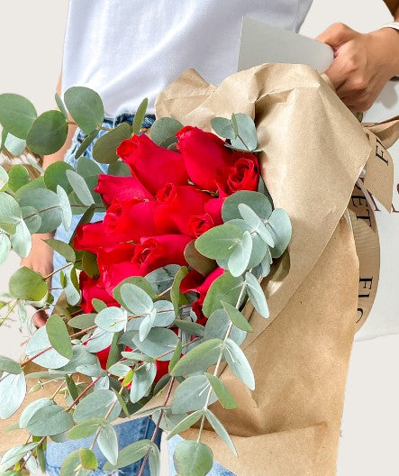 Bouquet estilo europeo con rosas con elección a color TITTA