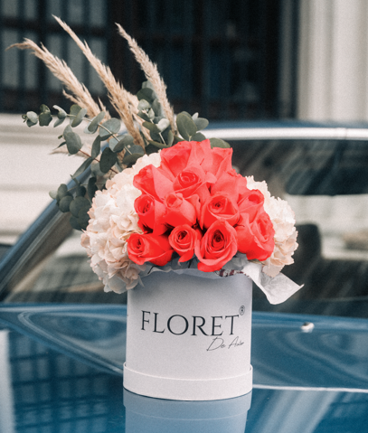 Caja de lujo grande con rosas y hortensias VALENTINO