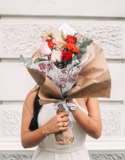Bouquet sencillo con rosas, claveles y anturio VALERIO