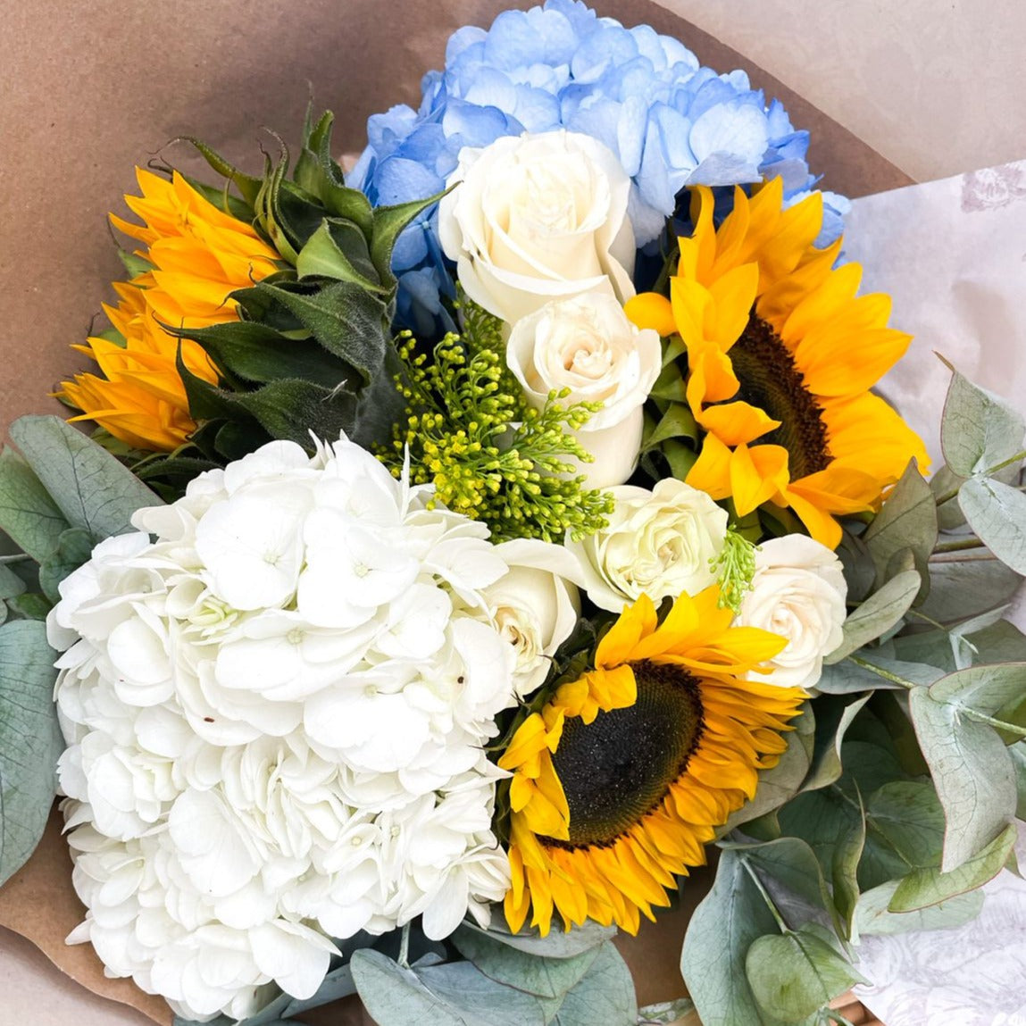 ramos de rosas con girasoles y Hortencias