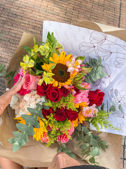 Bouquet de rosas y girasoles