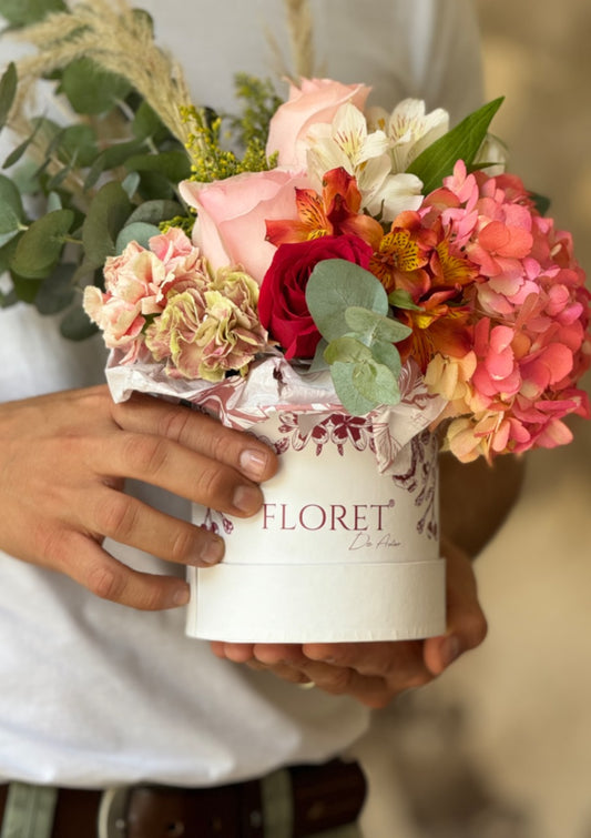 Caja de lujo pequeña con Rosas, Hortensias y Astromerias LUCRECIA