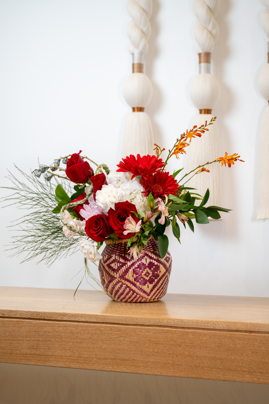 MAJO | Canasta Floral Elegante para Día de la Madre con Flores Premium