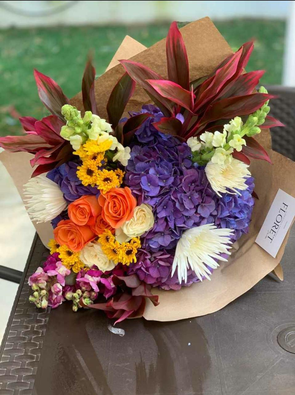 Bouquet del Florista de variedad de flores de temporada con elección a color FLORET